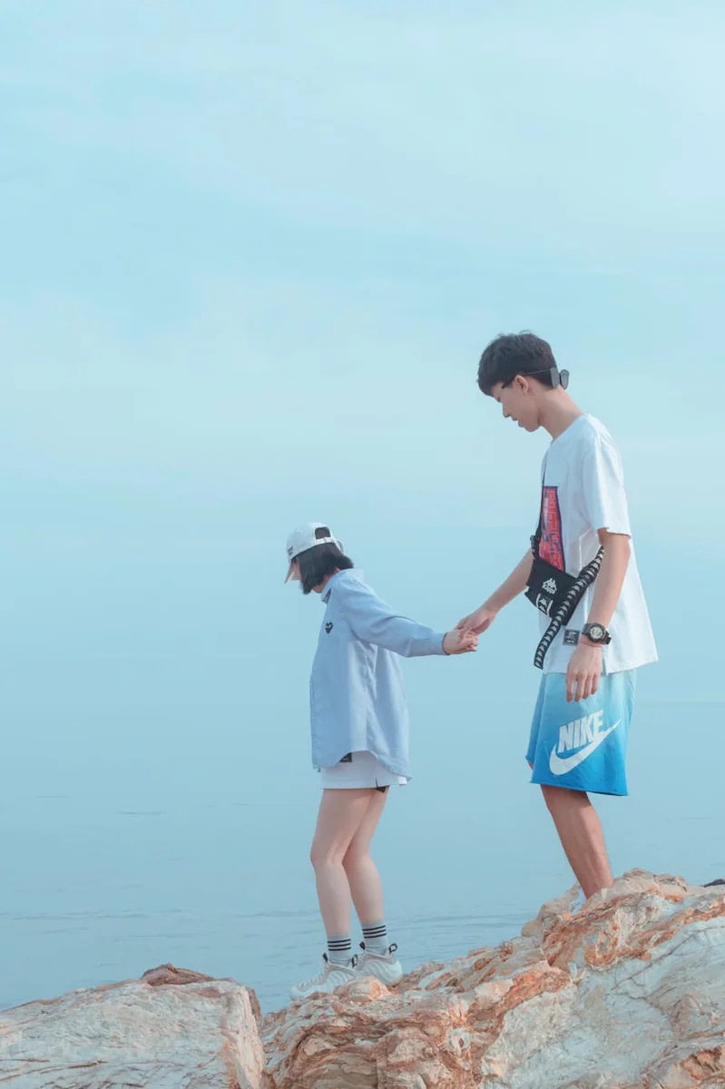 传播峰值曲线图，展示事件讨论量随时间变化的走势